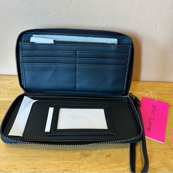 BETSEY JOHNSON XOXO Black Embossed Full Zip Wristlet Wallet. - Picture 10 of 10
